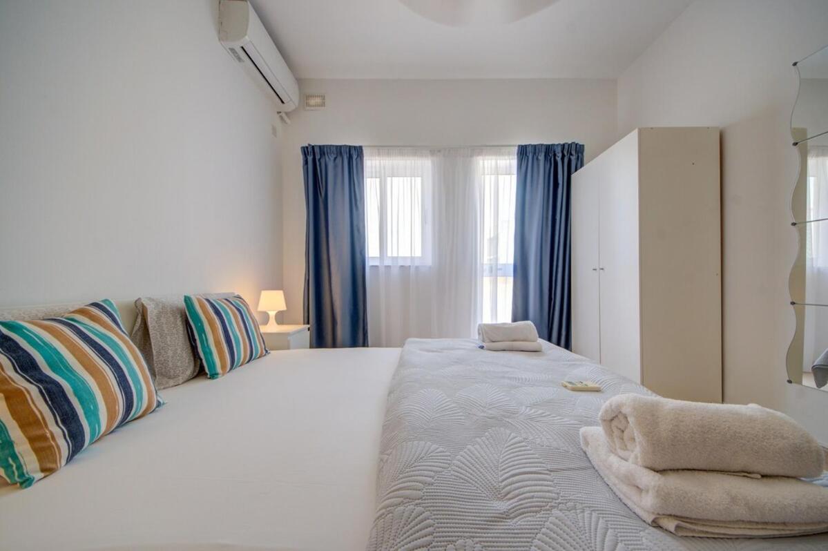 Azure Haven - Gzira Apartments And Penthouse By Shortletsmalta Room photo